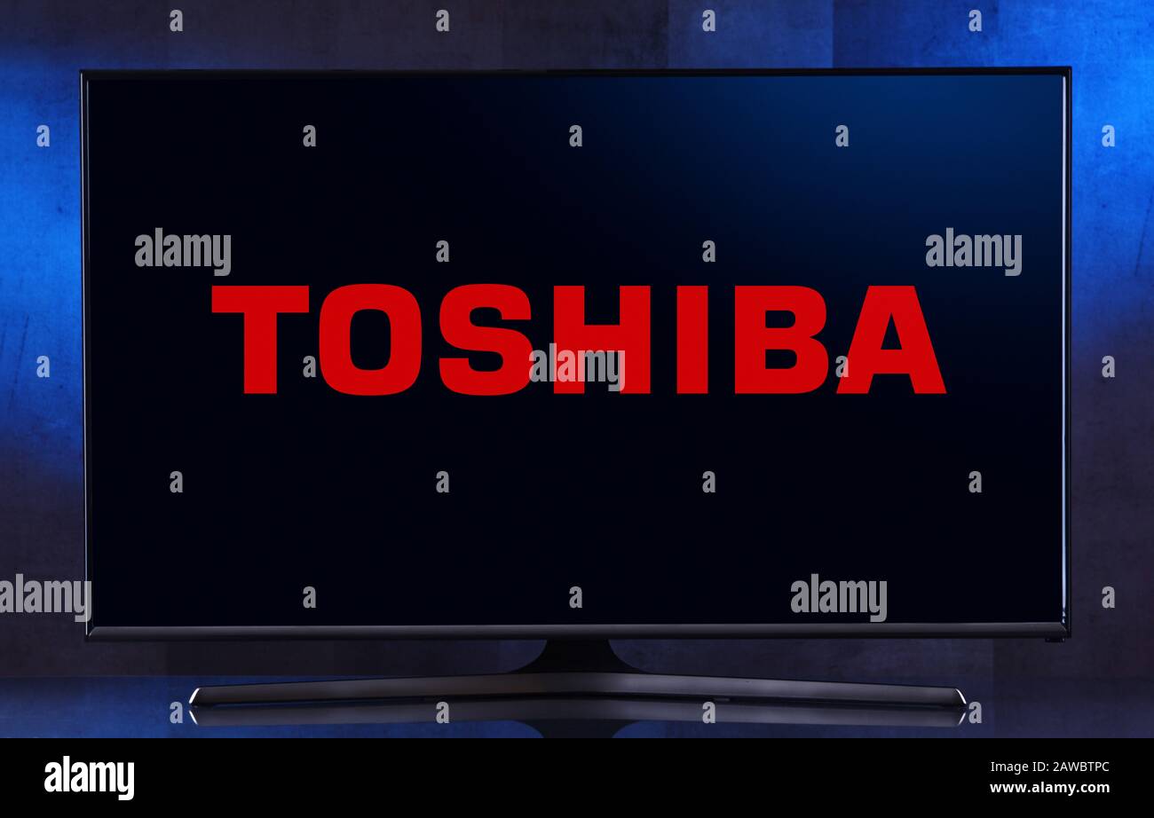 Poznan, POL - 04 FÉVRIER 2020: Téléviseur à écran plat affichant le logo Toshiba, un conglomérat multinational japonais dont le siège social est situé à Tokyo Banque D'Images