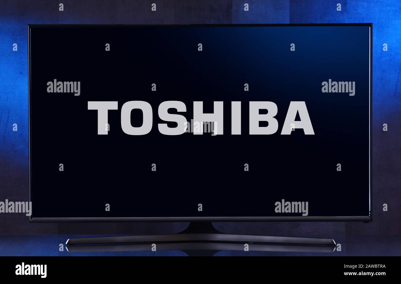 Poznan, POL - 04 FÉVRIER 2020: Téléviseur à écran plat affichant le logo Toshiba, un conglomérat multinational japonais dont le siège social est situé à Tokyo Banque D'Images