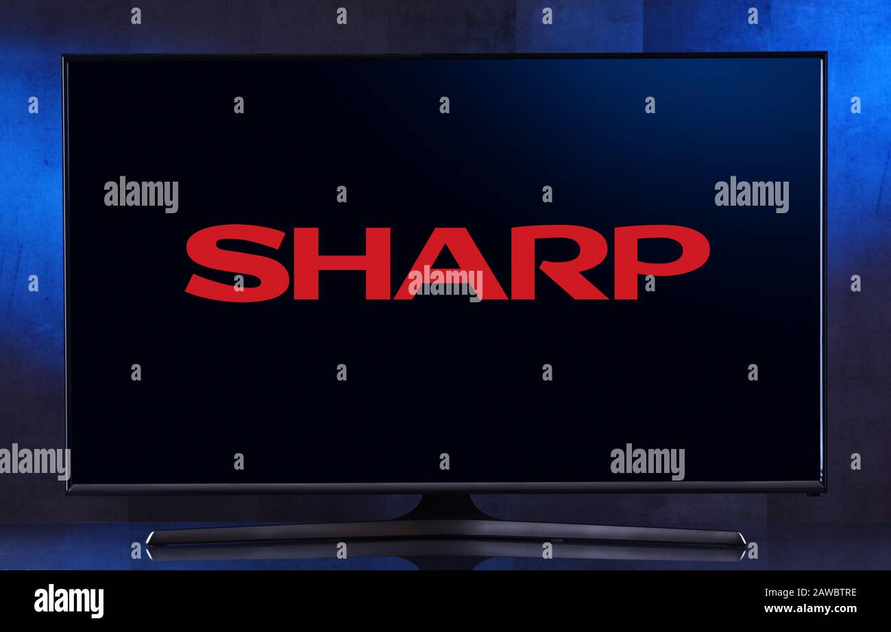 Poznan, POL - FÉV 04, 2020: Téléviseur à écran plat affichant le logo de Sharp, une société multinationale japonaise qui conçoit et fabrique des produits électroniques Banque D'Images