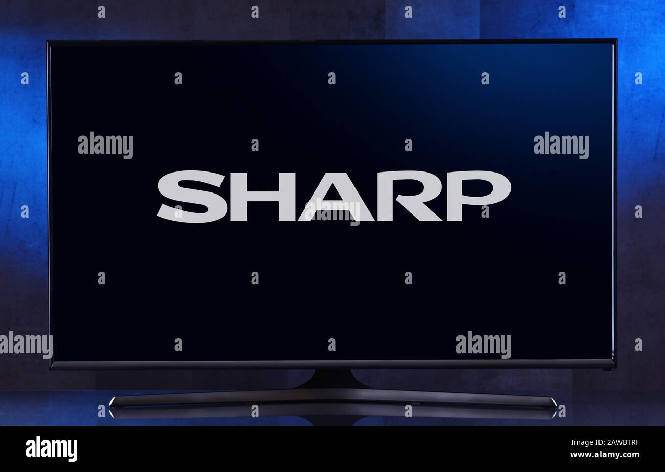 Poznan, POL - FÉV 04, 2020: Téléviseur à écran plat affichant le logo de Sharp, une société multinationale japonaise qui conçoit et fabrique des produits électroniques Banque D'Images