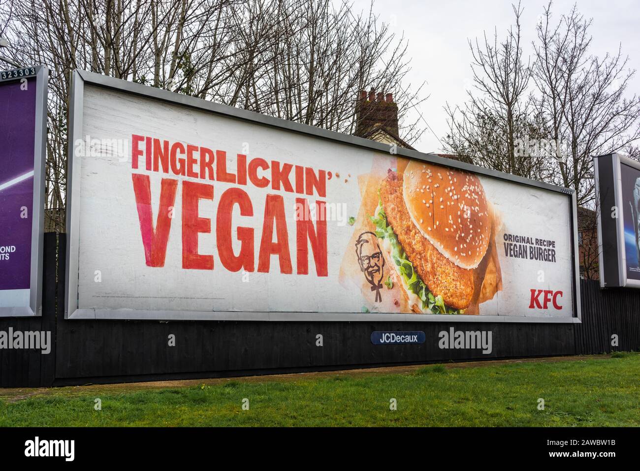 Une publicité par affiche pour le nouveau KFC Vegan Burger à Southampton, Angleterre, Royaume-Uni Banque D'Images