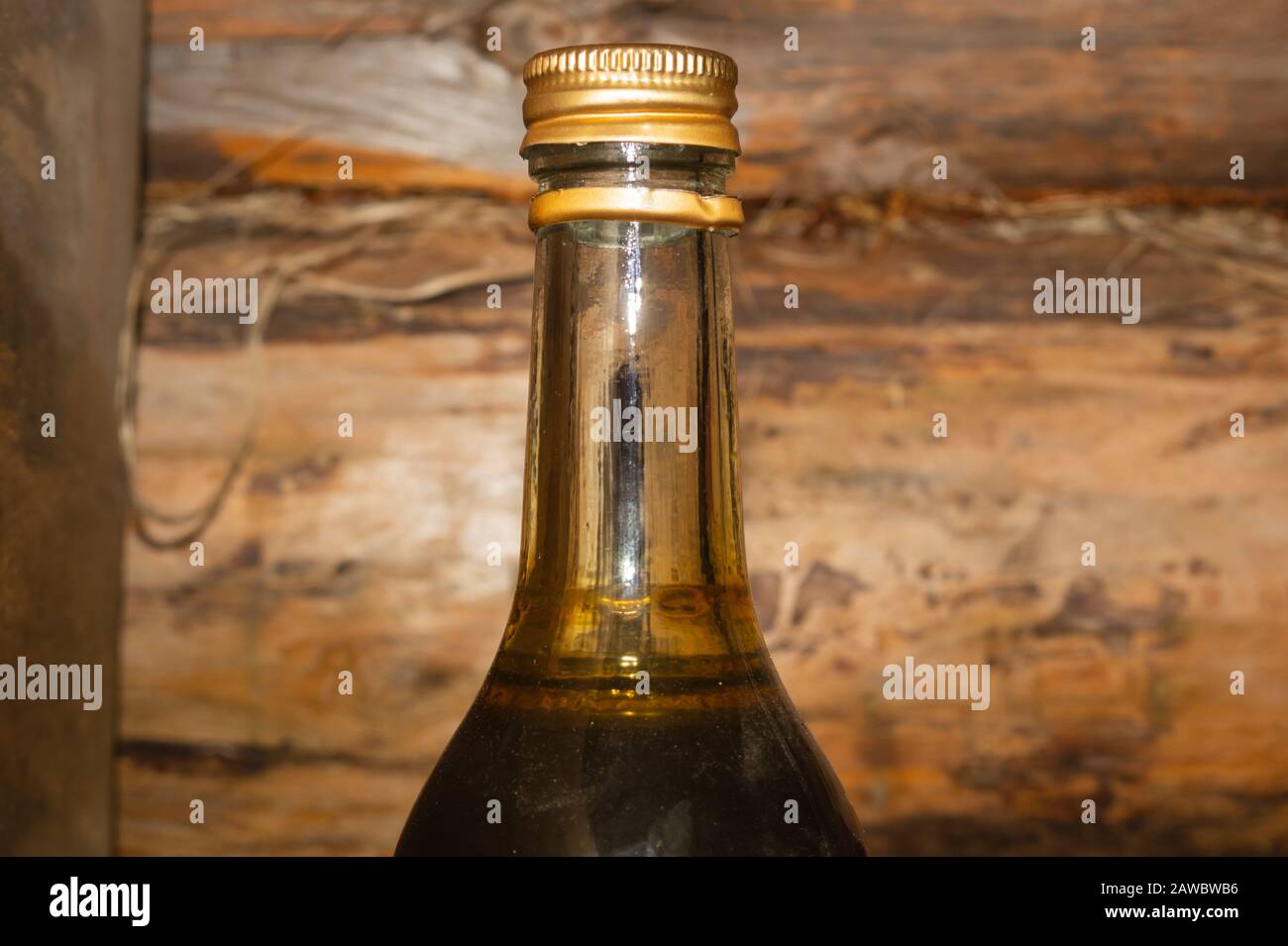 Ancienne bouteille en verre avec fluide technique dans un atelier Banque D'Images