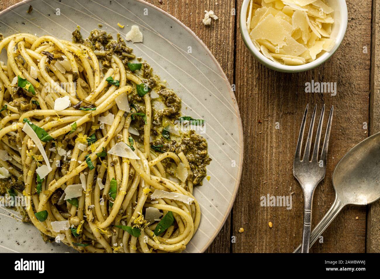 Pâtes au pesto et parmesan rasé sur surface en bois. Gros plan. Banque D'Images