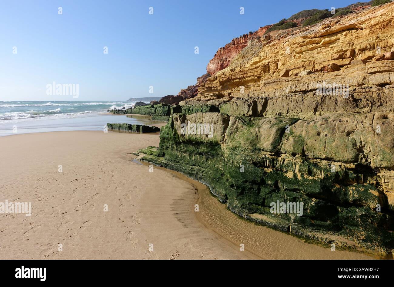 Falaises et formations rocheuses sur la plage de Salema en Algarve Banque D'Images