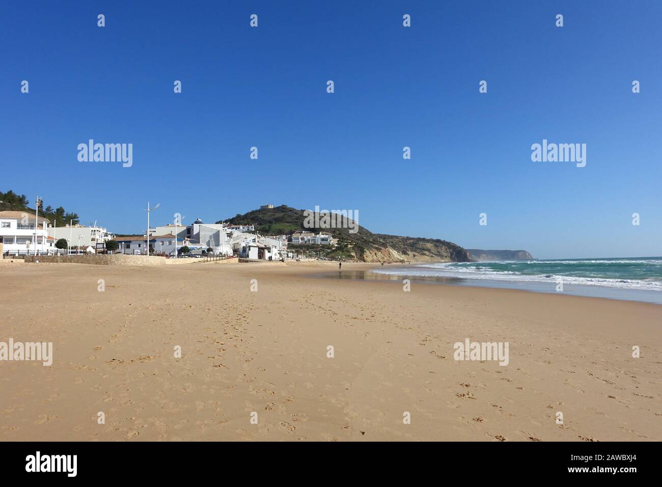 La plage de Salema sur l'Algarve en hiver Banque D'Images