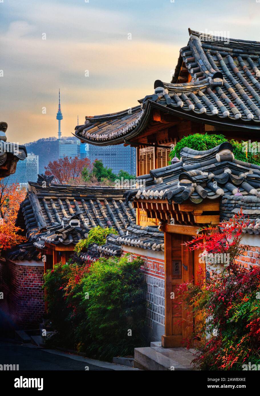 Bukchon Hanok Village est une destination incontournable à Séoul pour ses rues tranquilles et son architecture charmante. Banque D'Images