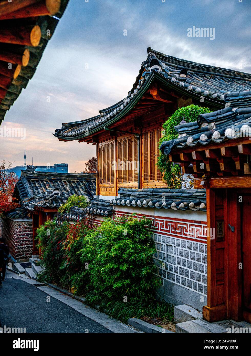 Bukchon Hanok Village est une destination incontournable à Séoul pour ses rues tranquilles et son architecture charmante. Banque D'Images