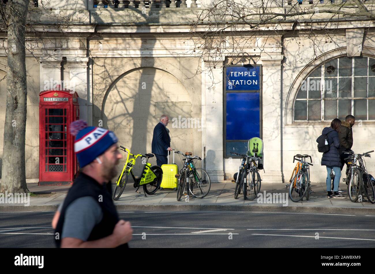 Londres, Angleterre, Royaume-Uni. Station de métro Temple sur le Victoria Embankment Banque D'Images