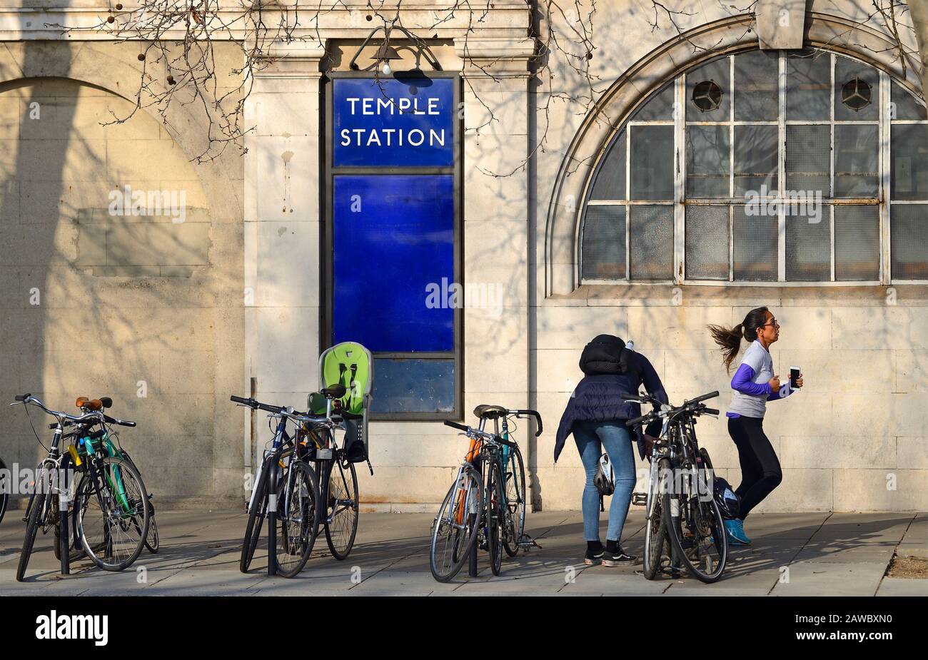 Londres, Angleterre, Royaume-Uni. Station de métro Temple sur le Victoria Embankment - femme fonctionnant avec un téléphone mobile Banque D'Images