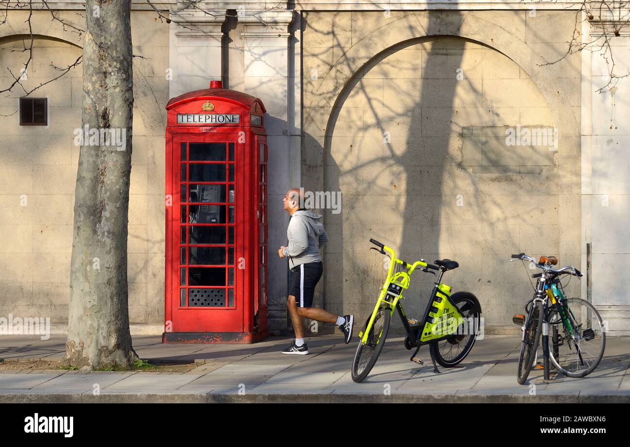 Londres, Angleterre, Royaume-Uni. Station de métro Temple sur le Victoria Embankment Banque D'Images