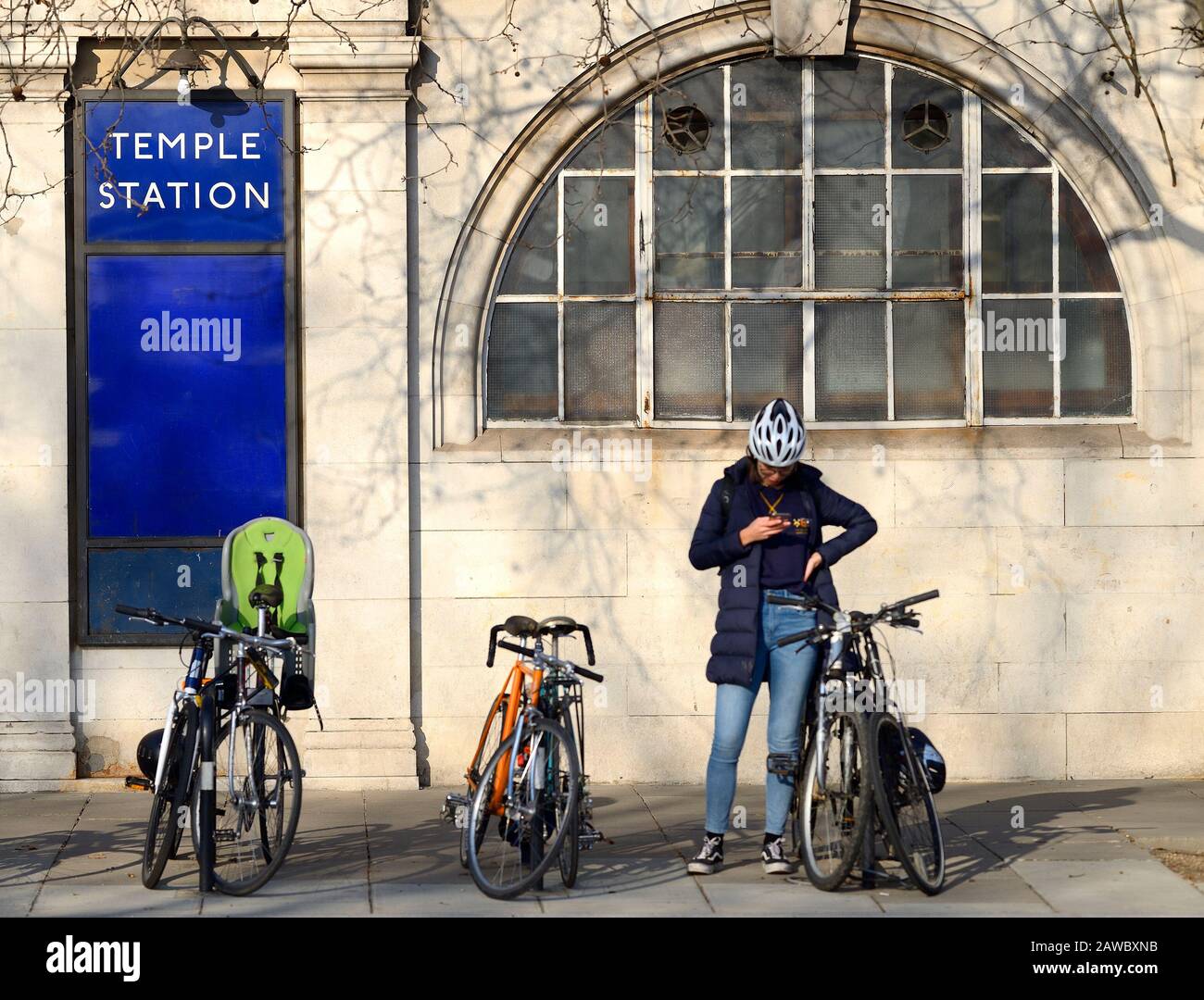 Londres, Angleterre, Royaume-Uni. Station de métro Temple sur le Victoria Embankment Banque D'Images