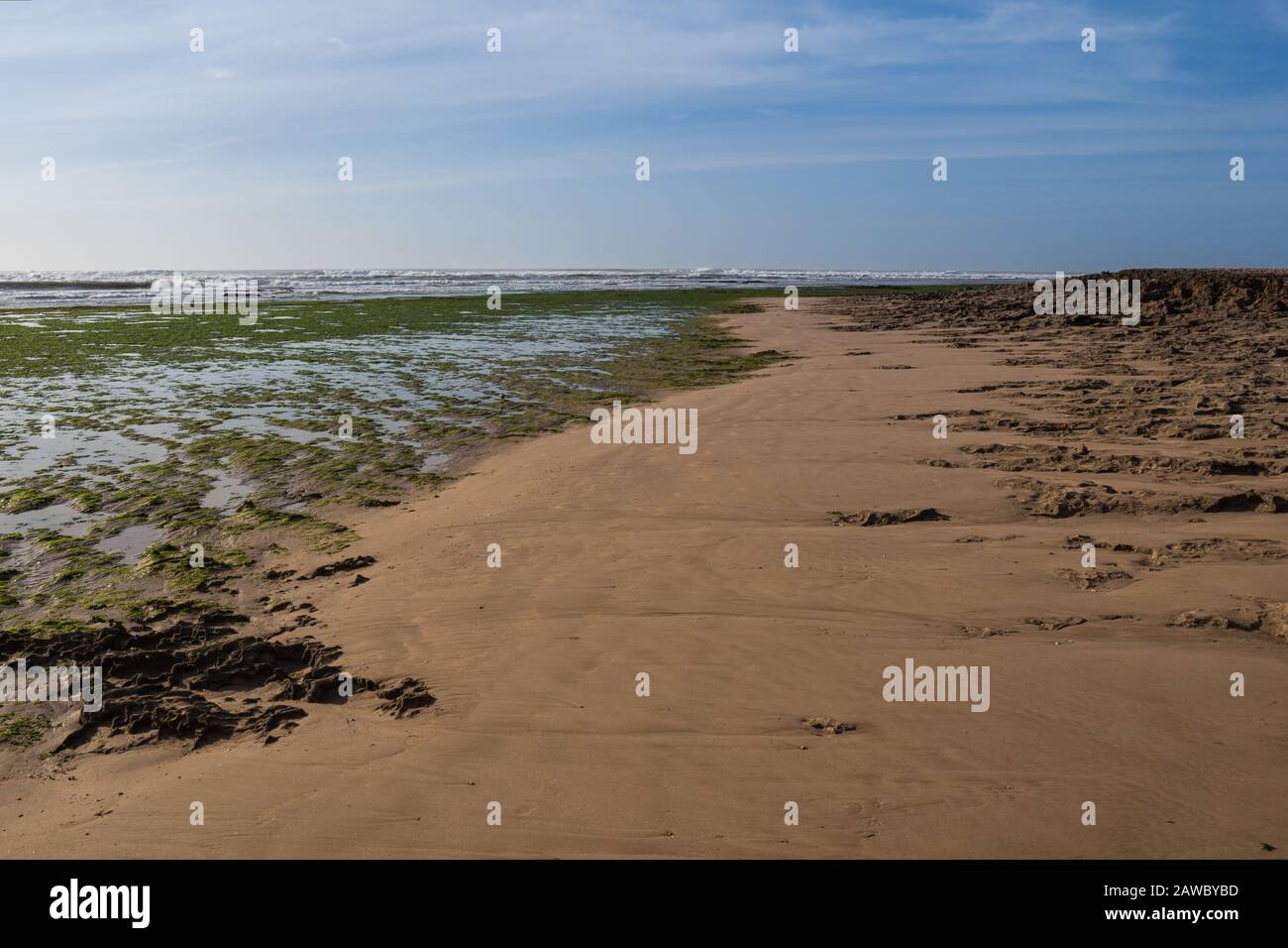 Côte de l'océan Atlantique avec sable et rochers. Après-midi tardif avec ciel nuageux. Moulay Bouzerktoun, Maroc. Banque D'Images