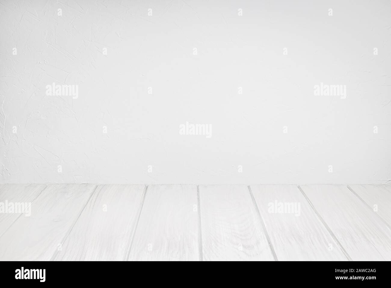 Table en bois vide Sur un mur texturé blanchi à la chaux. Fond blanc pour la composition. Espace de copie Banque D'Images Table en bois vide Sur un mur texturé blanchi à la chaux. Fond blanc pour la composition. Espace de copie Banque D'Images