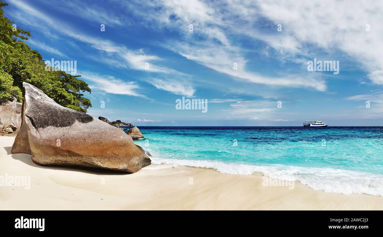 Plage tropicale avec sable blanc et mer claire, îles Similan, Thaïlande Banque D'Images