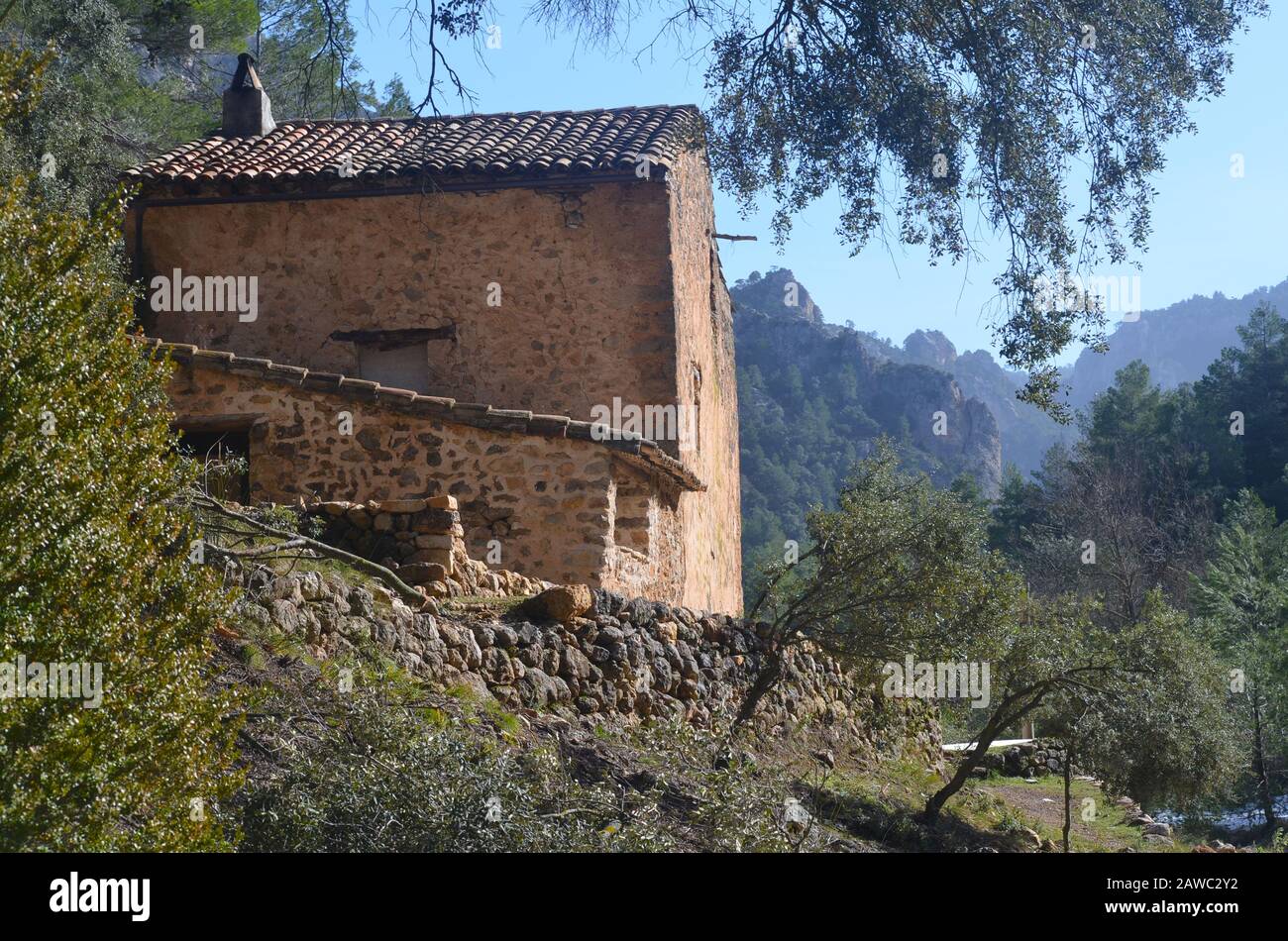 Le Mas de Damia, une ancienne ferme de montagne abandonnée, se transforme maintenant en un refuge pour randonneurs de montagne dans le parc naturel des ports d'Els, Catalogne Banque D'Images