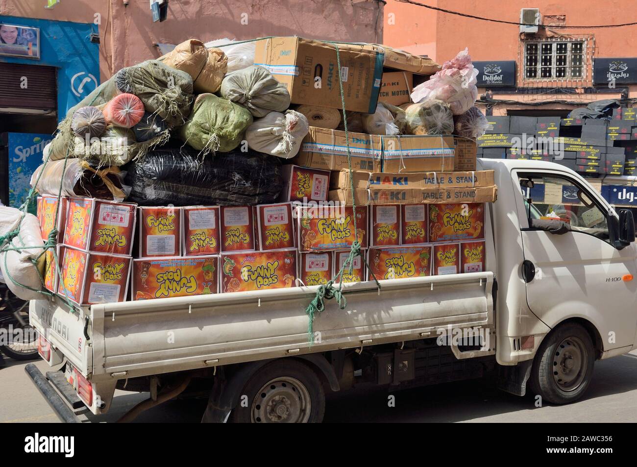 Camion de livraison surchargé, Marrakech, Maroc, Afrique du Nord Banque D'Images
