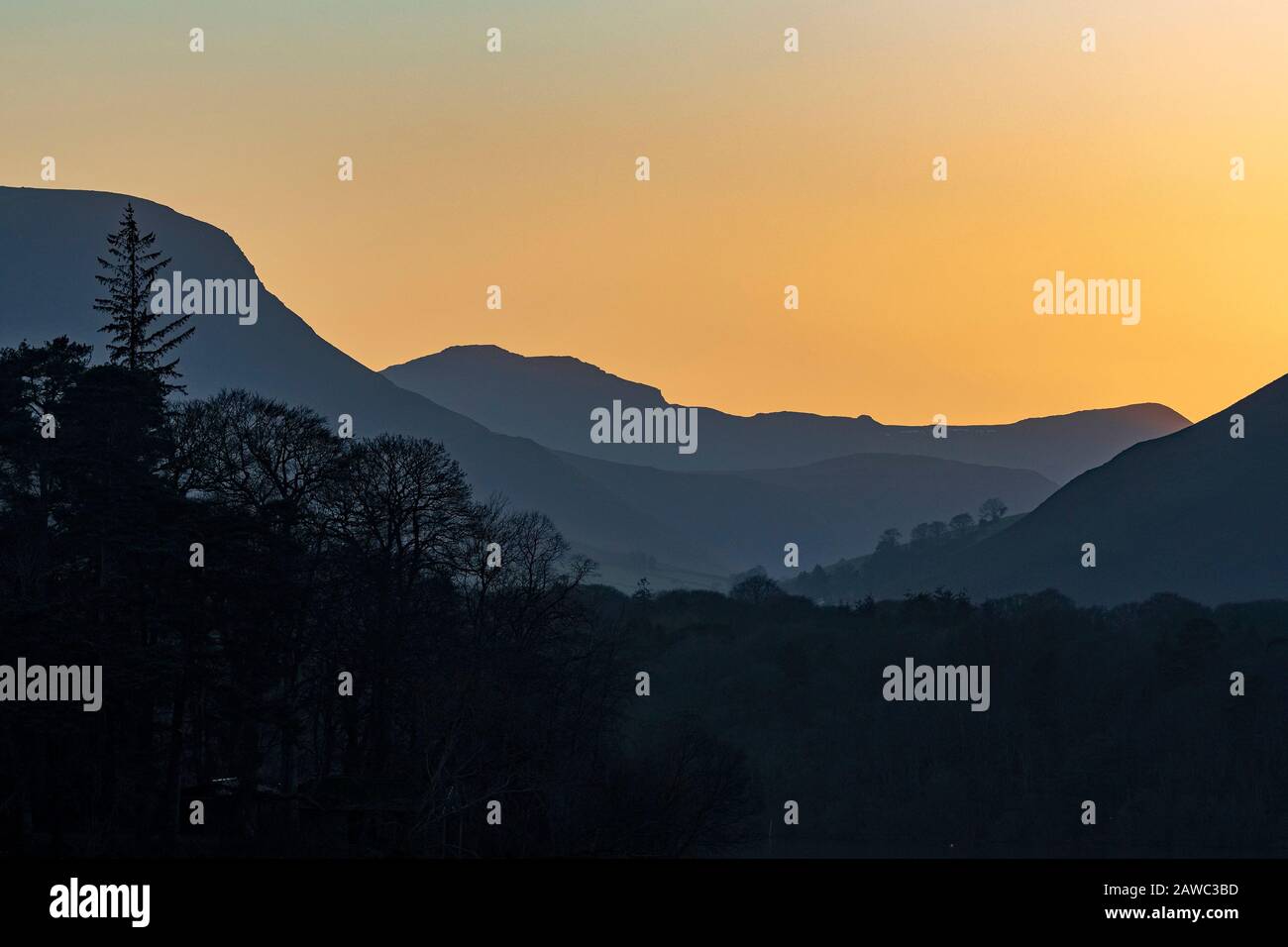 Siunset sur Derwentwatr à Keswick. Le quartier du lac. Banque D'Images