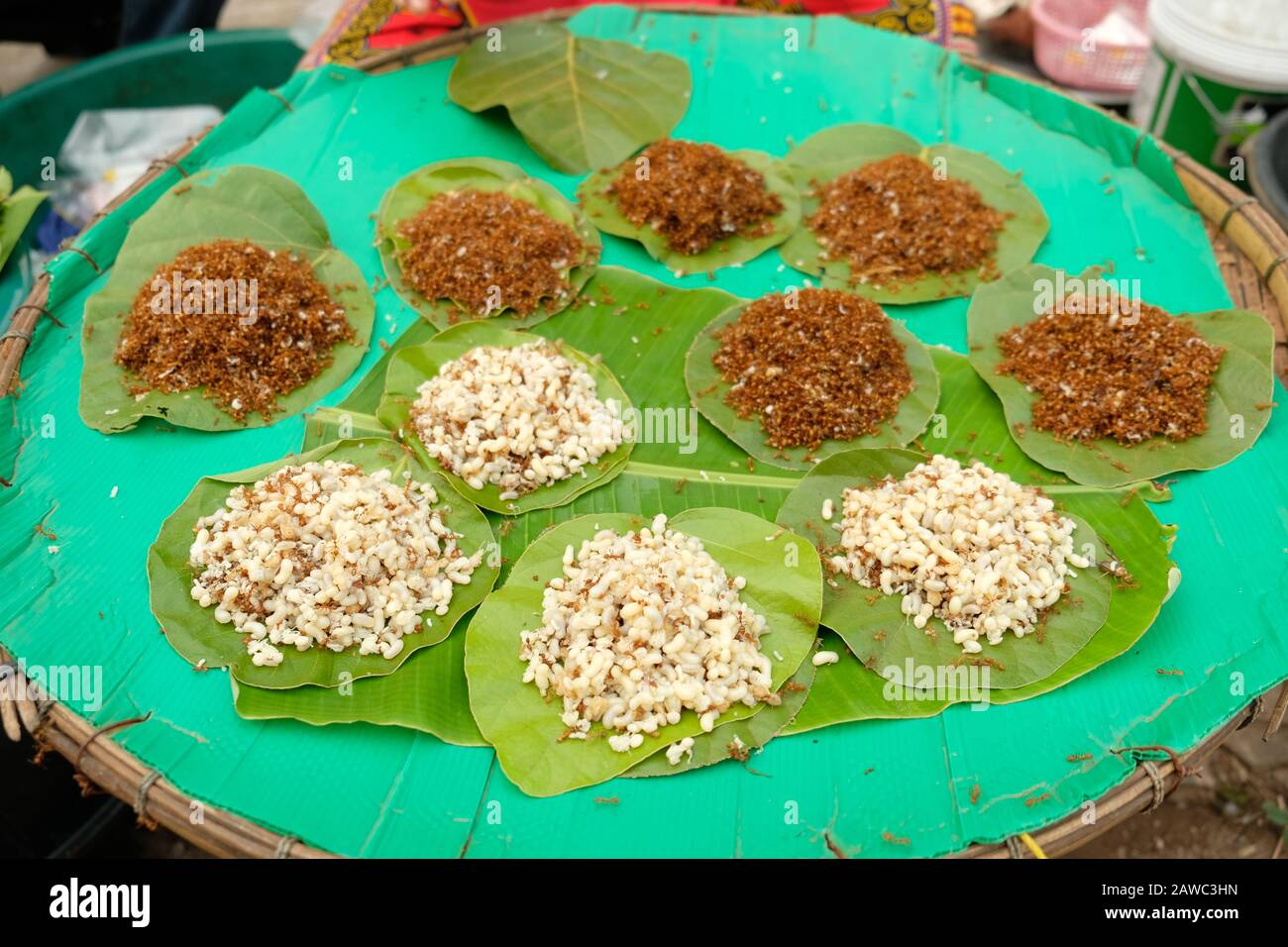 Udon Thani Isan Thaïlande - fourmis et larves sur le marché à la vente Banque D'Images