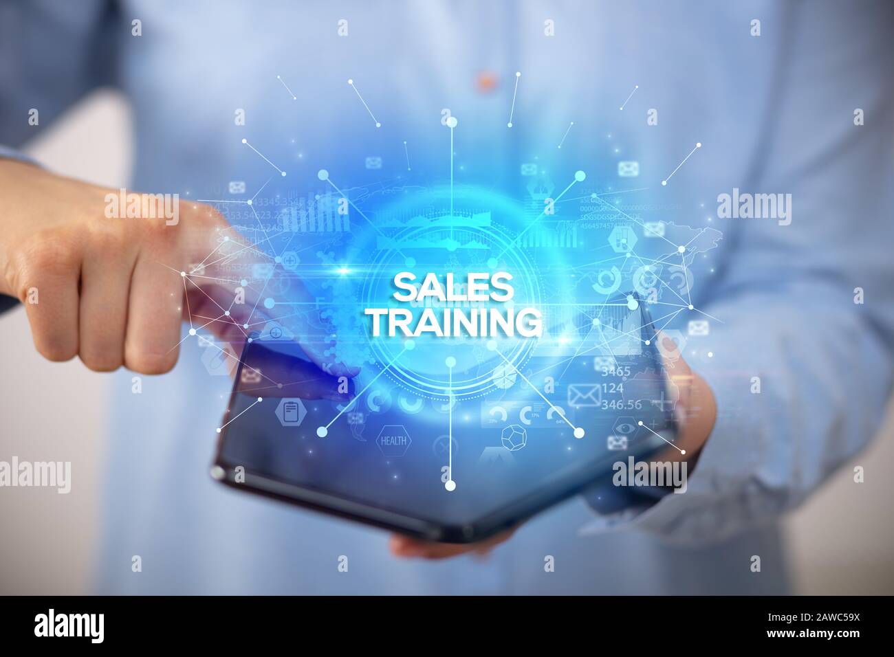Businessman holding a smartphone pliable avec des ventes formations inscription, nouveau concept commercial Banque D'Images