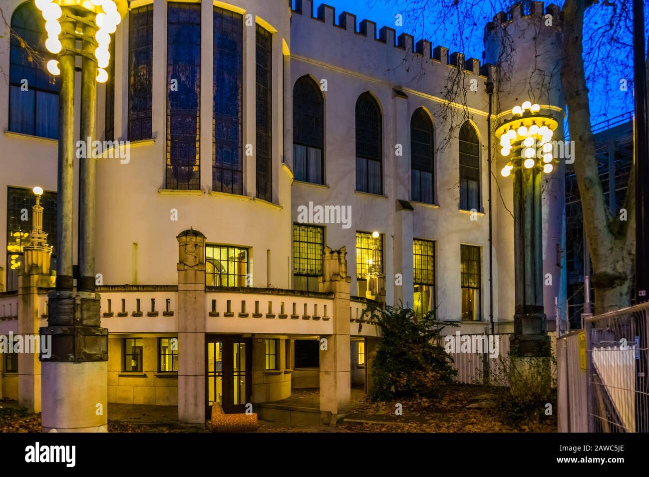 Gros plan de l'entrée de l'hôtel de ville de Tilburg la nuit, ancien palais royal de willem II, belle architecture historique, Tilburg, le Net Banque D'Images