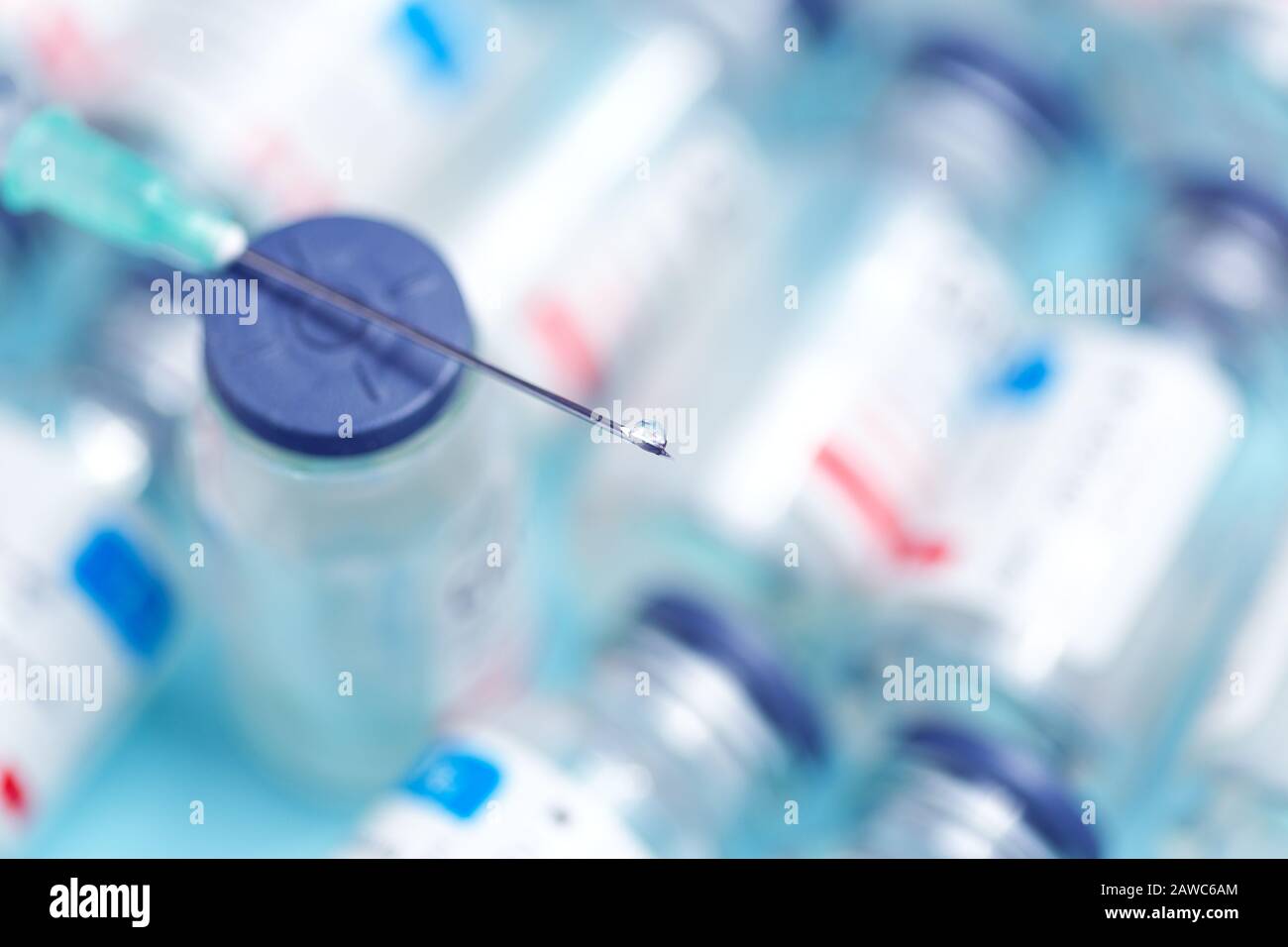 Seringue avec goutte de vaccin sur les flacons de médecine avec place pour le texte. Prise de vue macro. Banque D'Images