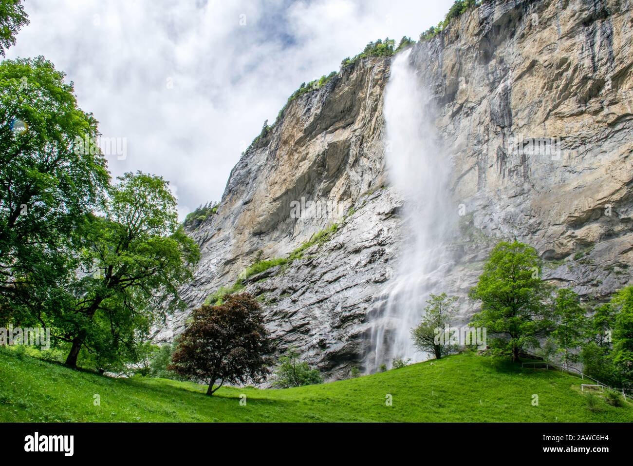 Staubbach tombe dans la vallée de Lauterbrunnen, Suisse Banque D'Images