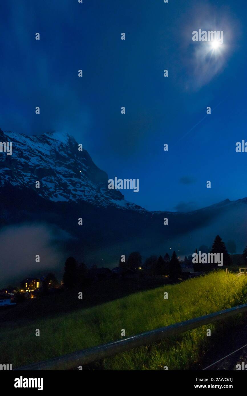 Nuit lunaire dans la vallée des Alpes, Suisse Banque D'Images