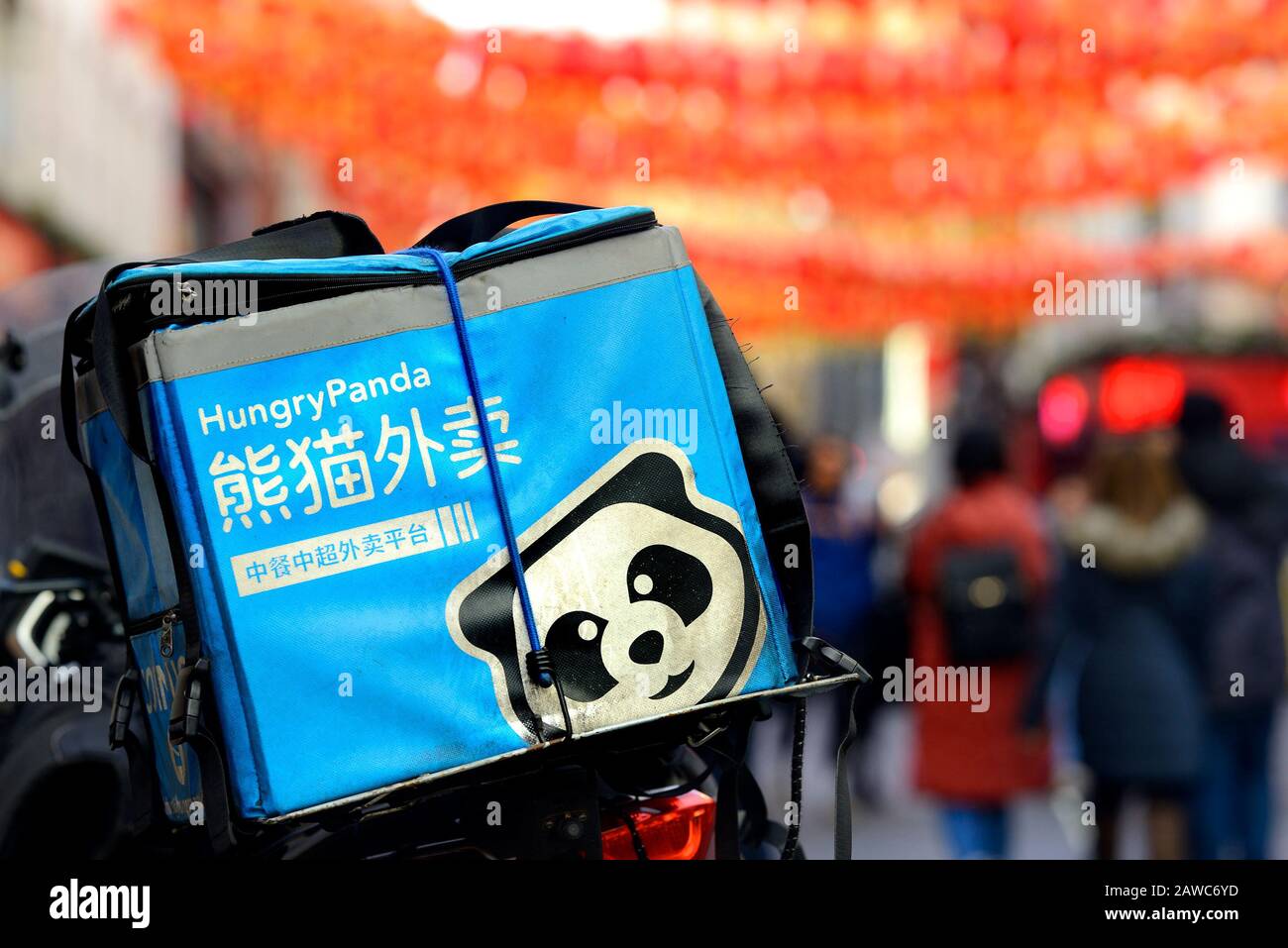 Londres, Angleterre, Royaume-Uni. Moto de livraison alimentaire Hungry Panda dans Chinatown Banque D'Images