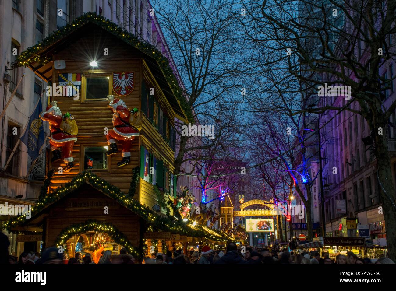 Shopping de Noël sur le marché de noël du soir, Birmingham Royaume-Uni Banque D'Images