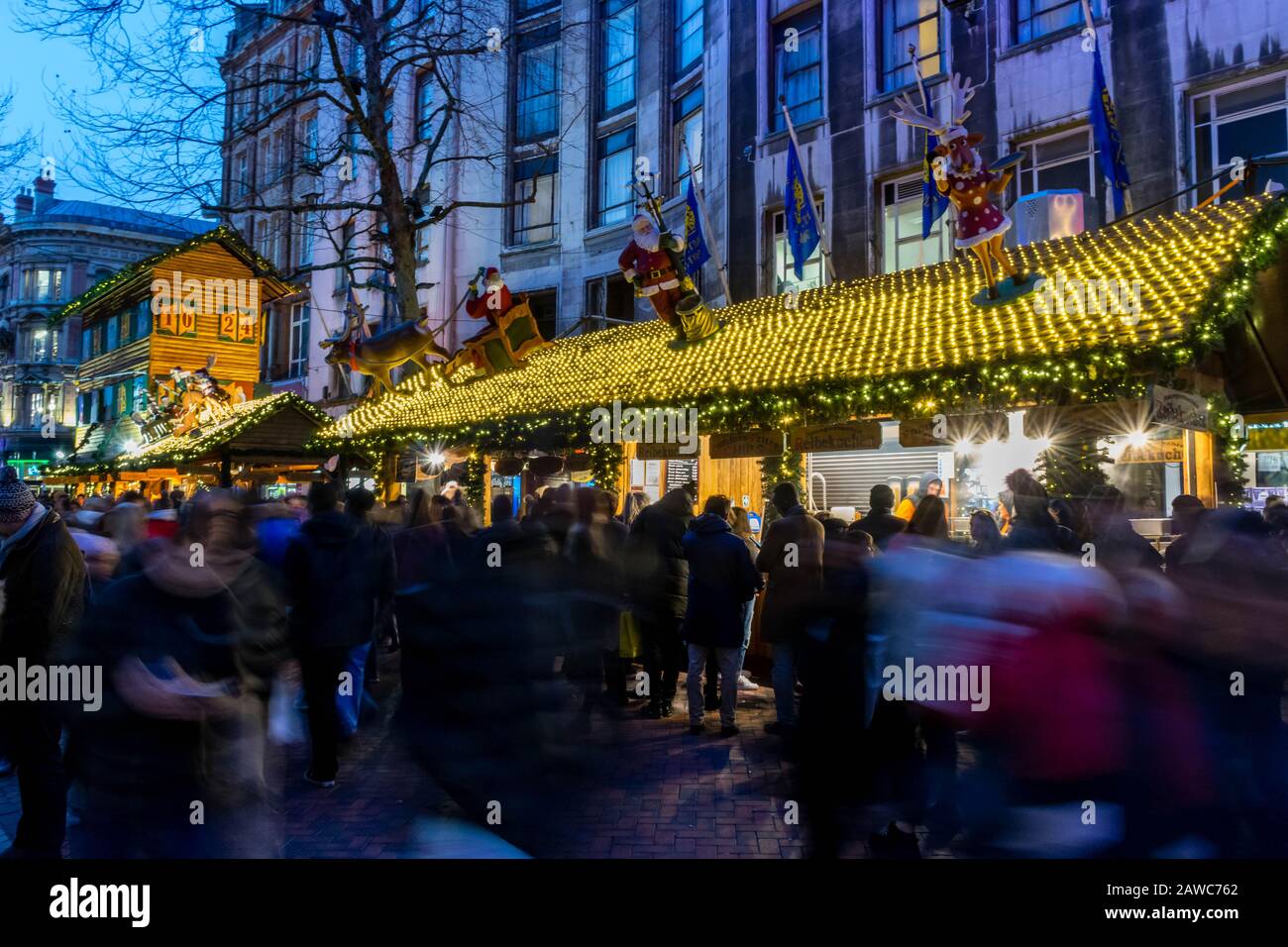 Shopping de Noël sur le marché de noël du soir, Birmingham Royaume-Uni Banque D'Images
