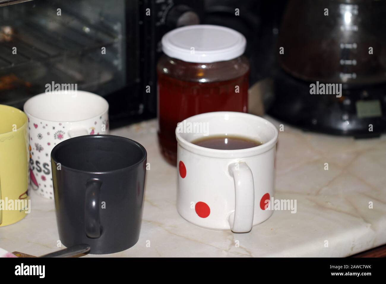 Cuisine Tous Les Jours Avec Mugs Grill Et Cafetière Banque D'Images