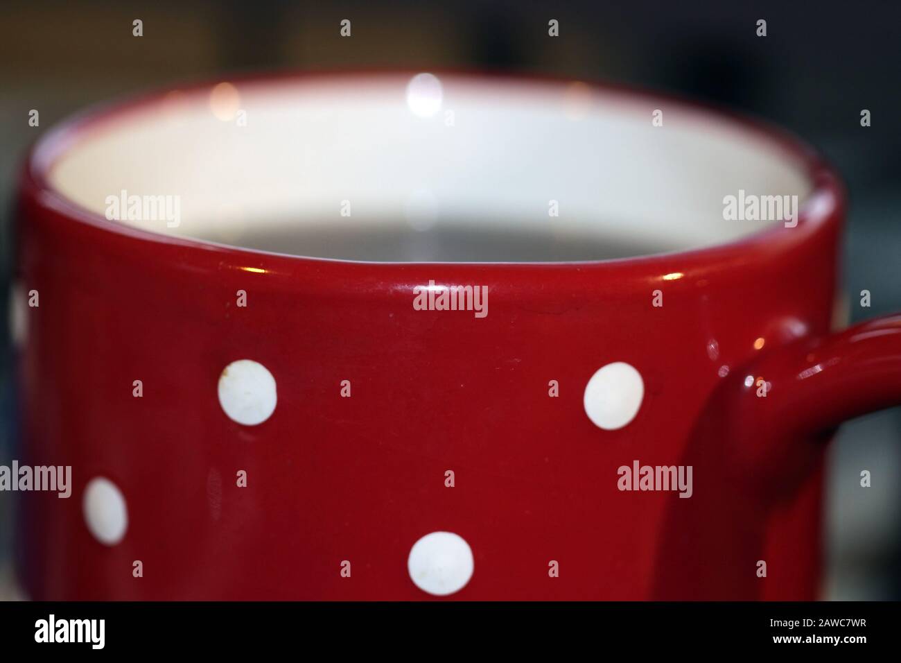 Grand Mug À Motif Thé Blanc Ordinaire Et Pois Rouge Banque D'Images
