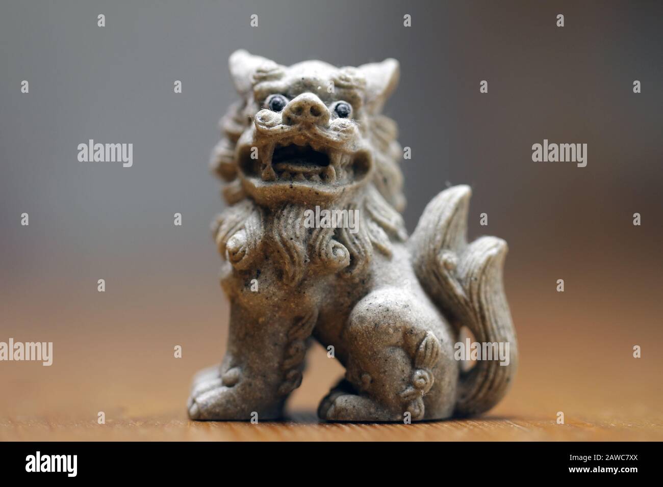 Shisa Home Protector Guardian Lion Chinois Du Côté Droit Banque D'Images