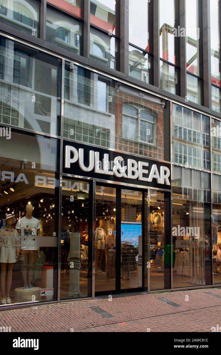 Vue sur le magasin de la marque espagnole de vêtements et accessoires sur  la rue Kalverstraat à Amsterdam Photo Stock - Alamy