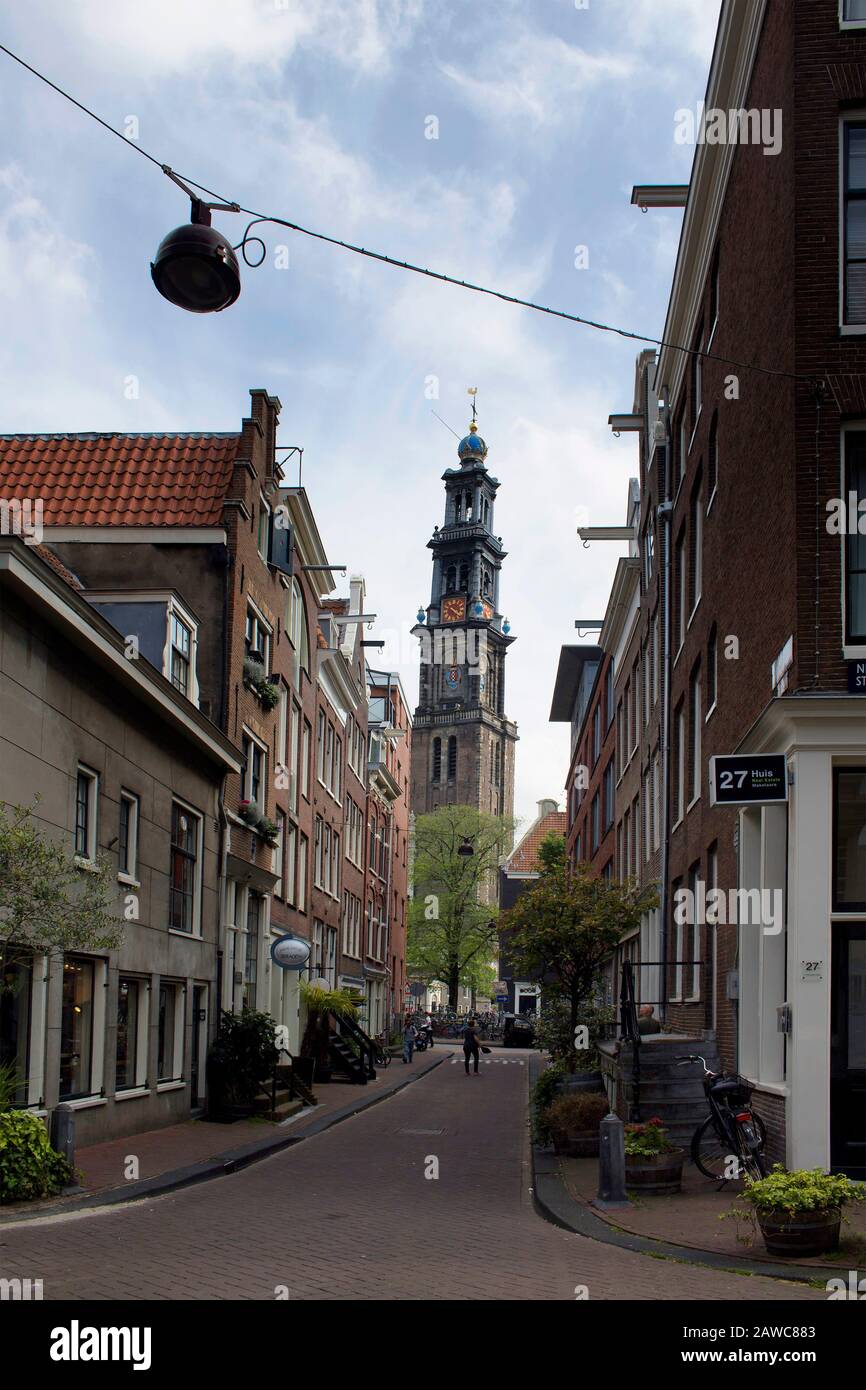 Vue sur la tour de l'église de Westerkerk, les bâtiments historiques, traditionnels et typiques du quartier Jordaan à Amsterdam. C'est une journée d'été ensoleillée. Banque D'Images Vue sur la tour de l'église de Westerkerk, les bâtiments historiques, traditionnels et typiques du quartier Jordaan à Amsterdam. C'est une journée d'été ensoleillée. Banque D'Images