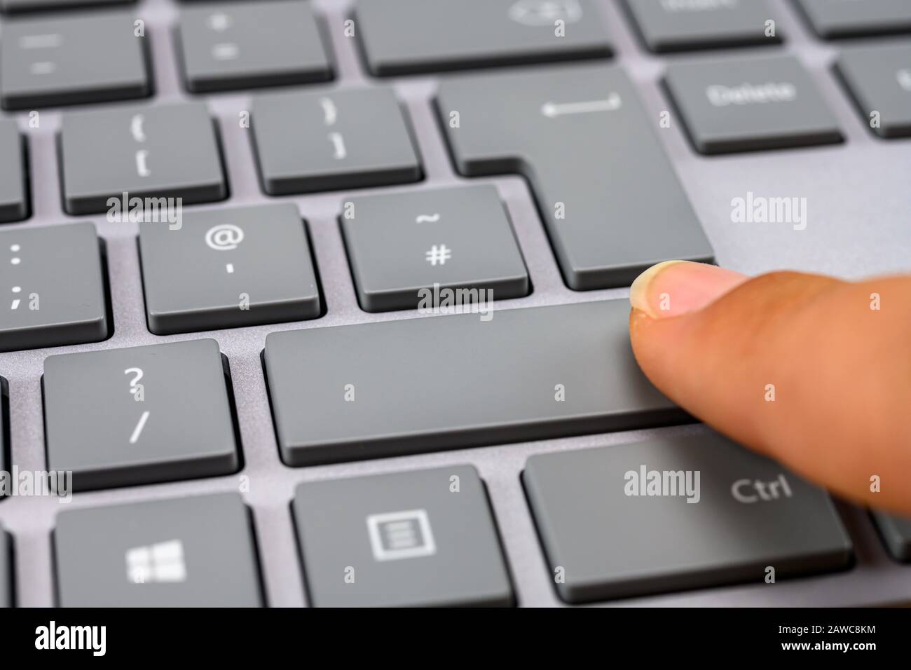 Appuyez avec le doigt sur la touche Maj du clavier Photo Stock - Alamy