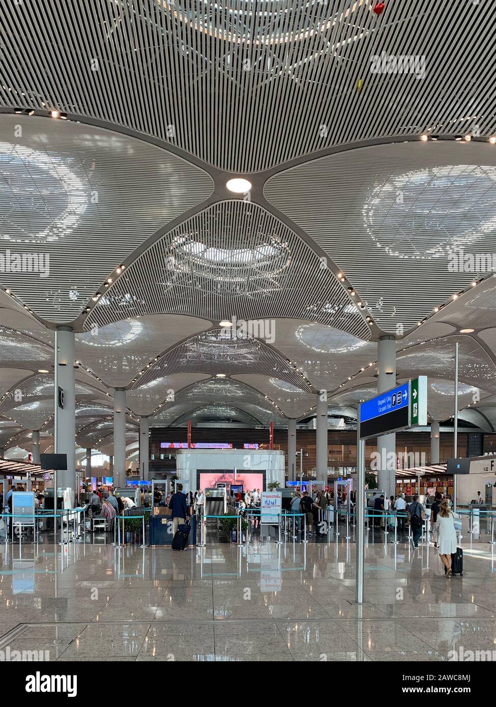 Vue sur les passagers marchant dans la zone d'enregistrement de sécurité du nouvel aéroport d'Istanbul. Banque D'Images