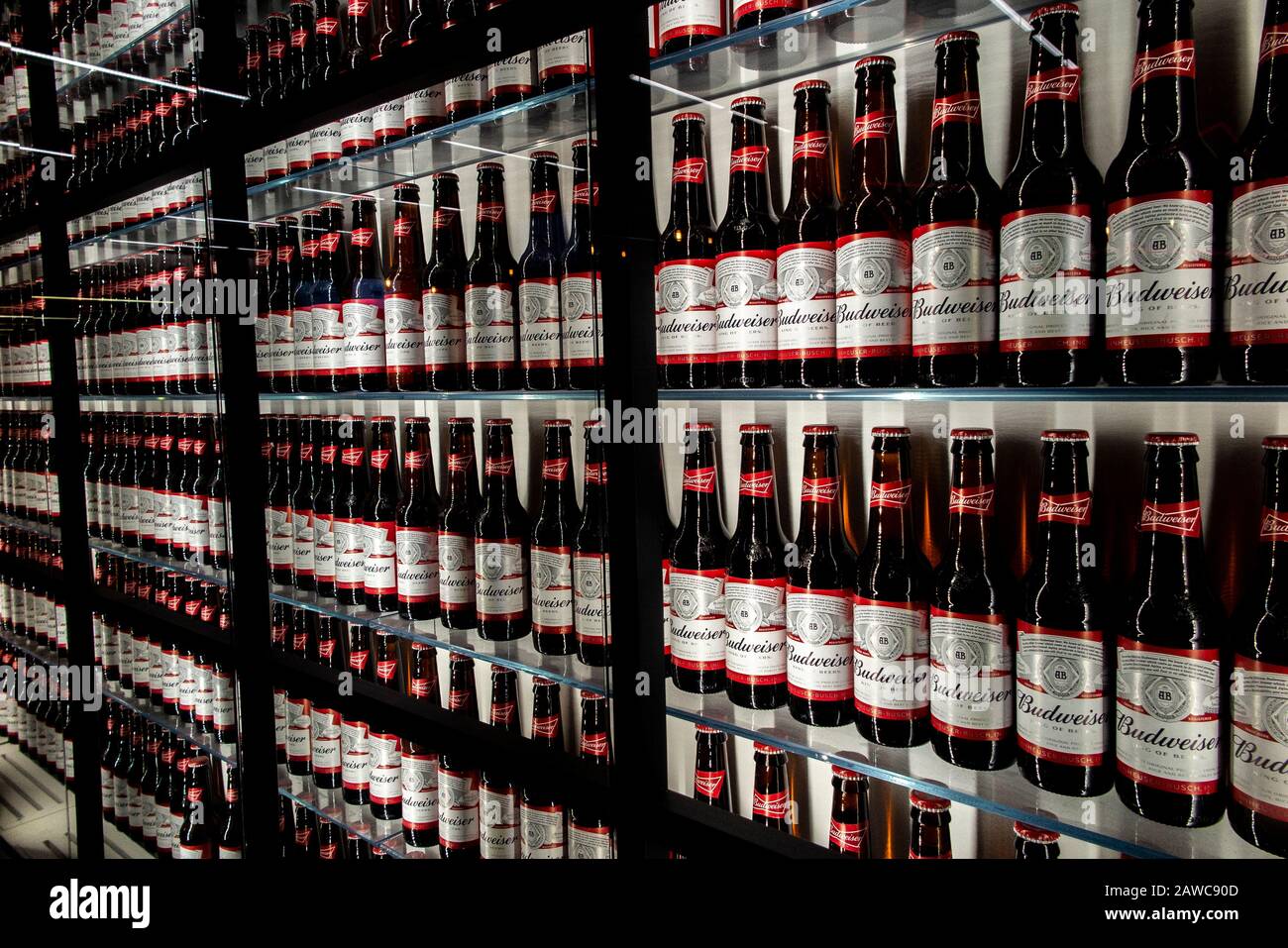 Un vaste spectacle de bières Budweiser dans une salle de concert à Londres Banque D'Images
