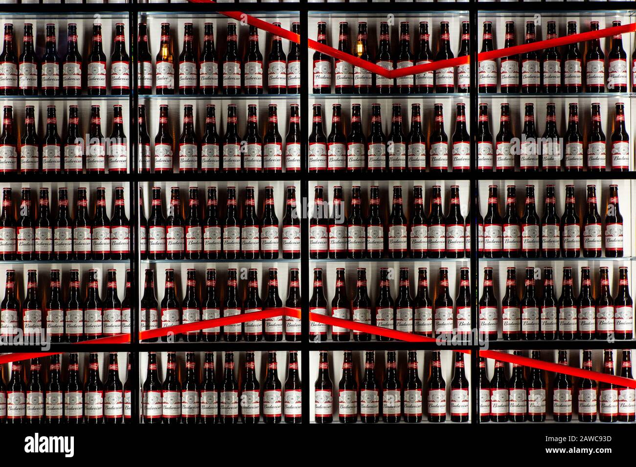 Un vaste spectacle de bières Budweiser dans une salle de concert à Londres Banque D'Images