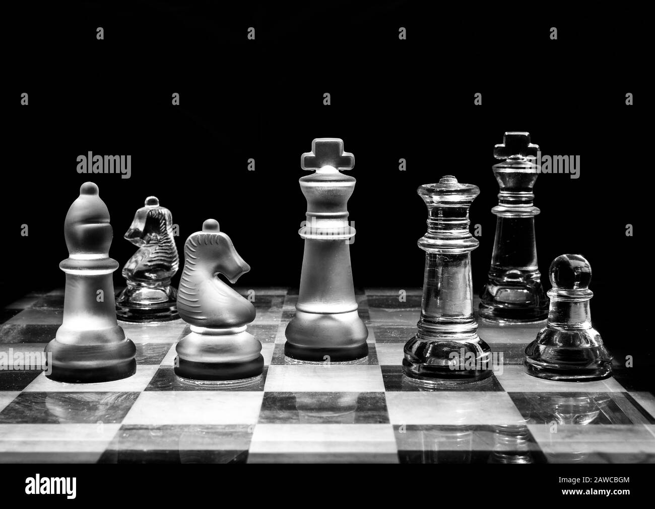 Pièces d'échecs stylisées sur le plateau d'échecs. Banque D'Images