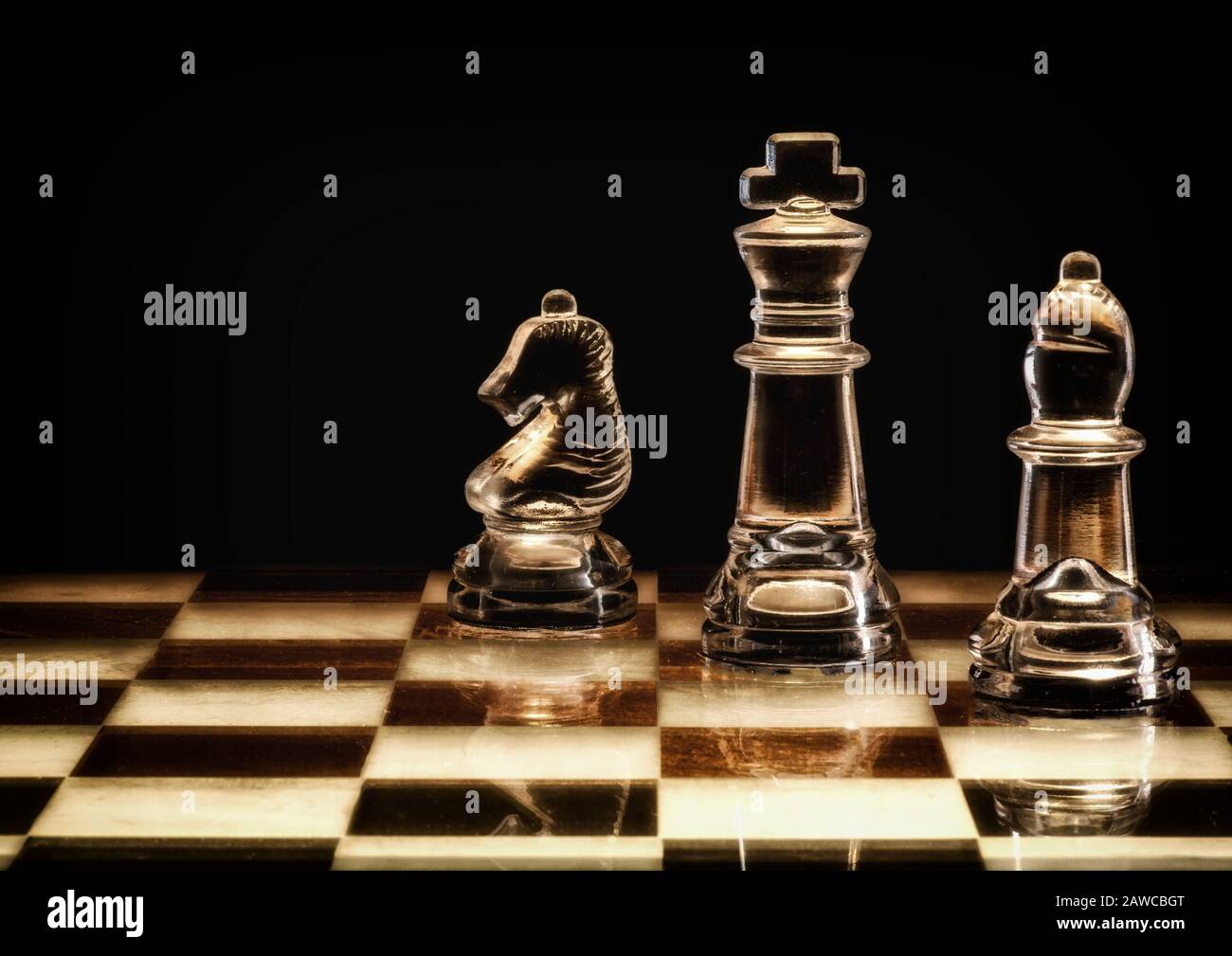 Pièces d'échecs stylisées sur le plateau d'échecs. Banque D'Images
