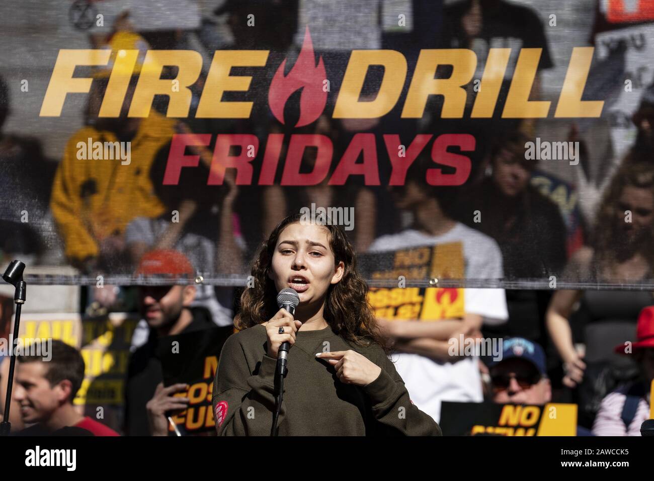 Los Angeles, États-Unis. 15 mars 2019. Nallali Cobo parle lors d'un rassemblement de vendredi sur les changements climatiques à l'extérieur de l'hôtel de ville de Los Angeles. Crédit: Ronen Tivony/Sopa Images/Zuma Wire/Alay Live News Banque D'Images