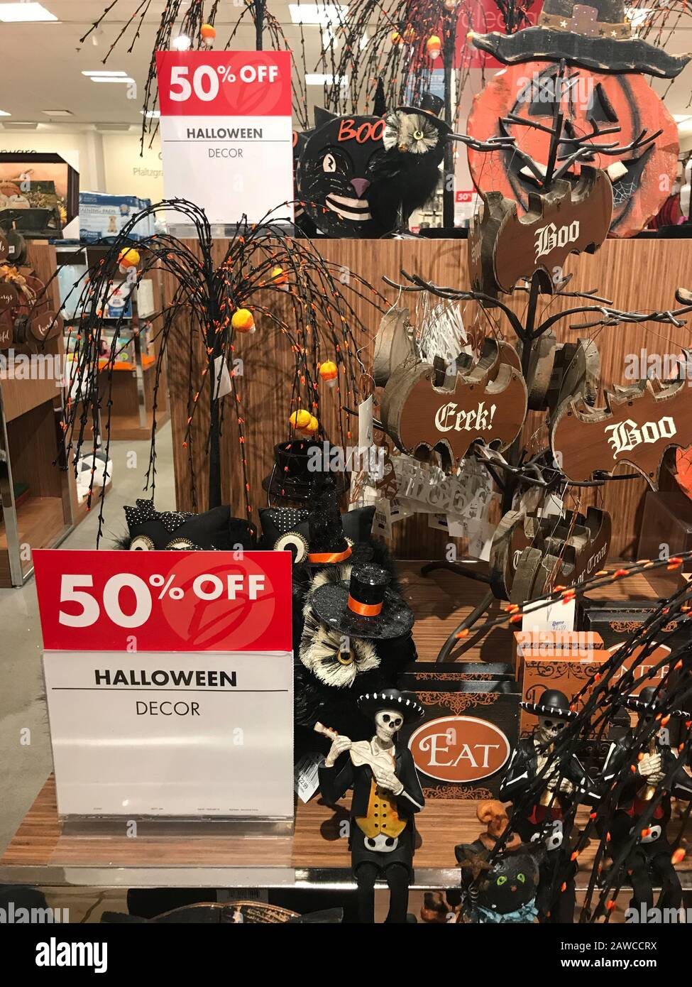 Woodbridge, NEW JERSEY / ÉTATS-UNIS - 17 octobre 2018: Les décorations d'Halloween sont exposées et à vendre dans un grand magasin local Banque D'Images