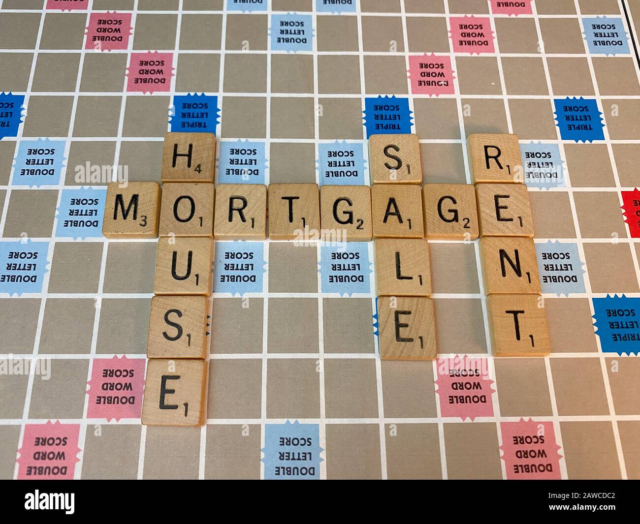 Woodbridge, NEW JERSEY / ÉTATS-UNIS - 17 janvier 2020: Vintage Scrabble tuiles sort les mots hypothèque, maison, vente, et louer dans cette illustrate Banque D'Images