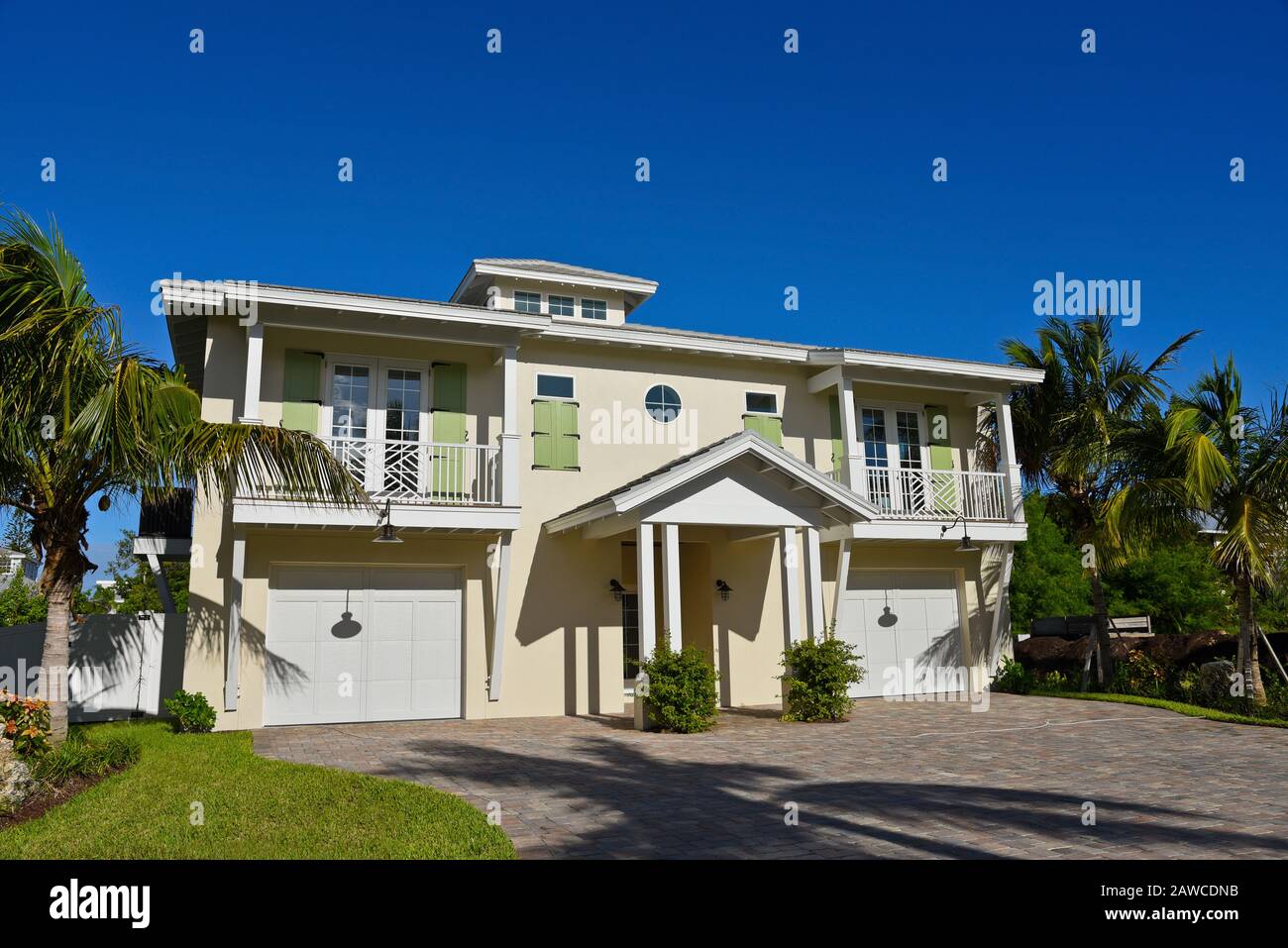 Maison en duplex avec terrasses séparées et garage pour chaque unité et beau paysage. Banque D'Images