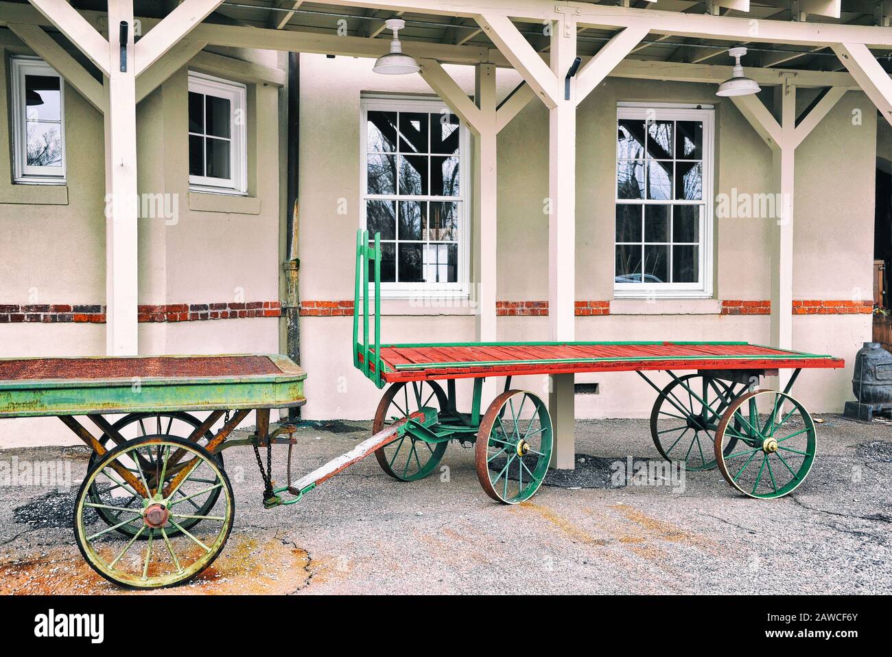 Anciens Chariots À Bagages À La Plateforme De Dépôt De Train Banque D'Images