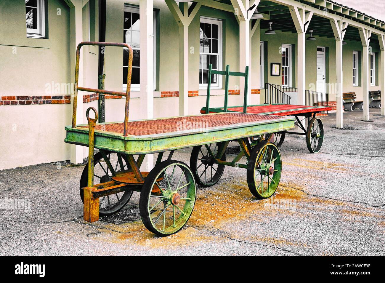 Anciens Chariots À Bagages À La Plateforme De Dépôt De Train Banque D'Images