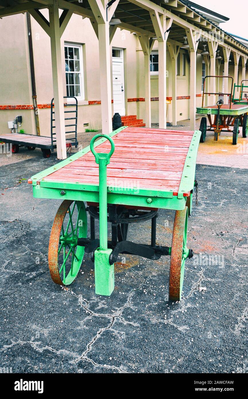 Anciens Chariots À Bagages À La Plateforme De Dépôt De Train Banque D'Images