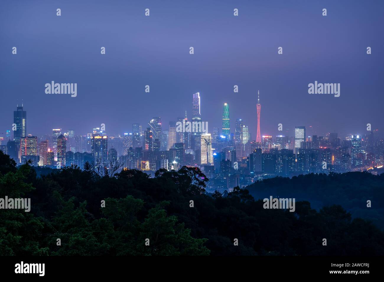 Le panorama de la ville de Guangzhou la nuit en Chine, tiré du sommet du mont Baiyun. Banque D'Images