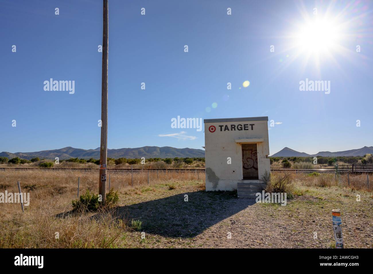 Target Marathon, une installation d'art à côté des voies ferrées près de la ville de Marathon dans le désert de West Texas Banque D'Images